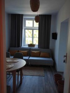 - un salon avec un canapé et une fenêtre dans l'établissement Willa Granit, à Krościenko nad Dunajcem