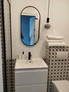 La salle de bains est pourvue d'un lavabo blanc et d'un miroir. dans l'établissement Willa Granit, à Krościenko nad Dunajcem