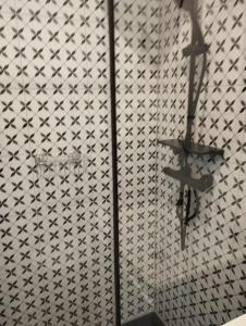 czarno-biała ściana z krzyżem w obiekcie Willa Granit w Krościenku