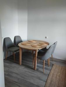 drewniany stół z czterema krzesłami wokół niego w obiekcie Willa Granit w Krościenku