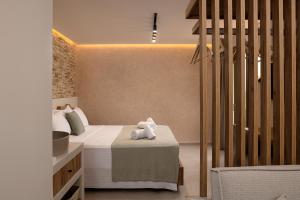 um quarto com uma cama com um bicho de peluche em Chrissida Hotel em Nea Kydonia