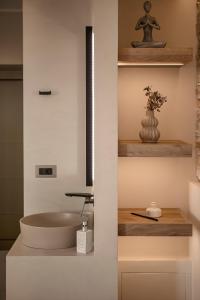 uma casa de banho com um lavatório e uma tigela em Chrissida Hotel em Nea Kydonia