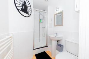 Koupelna v ubytování Chic 2-bedroom Retreat 7 Mins To Station&shop + 19 fotografií