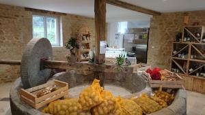 Au pré des acajous في Pertheville-Ners: مطبخ مع مجموعه من انواع الخبز
