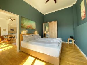 um quarto com uma cama e uma sala de jantar em Amaroo - Apartments Potsdam “Brandenburger Tor” em Potsdam