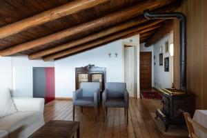 Una sala de estar con un sofá y una estufa. en Agriturismo Da Gesi, en Sale Marasino