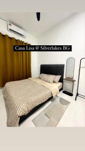 سرير أو أسرّة في غرفة في Casa Lisa private pool @ Silverlakes BG