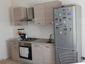 een keuken met een roestvrijstalen koelkast met magneten bij casa stefano 