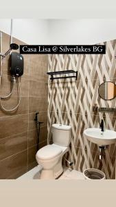 Casa Lisa private pool @ Silverlakes BG في باتو جاجاه: حمام مع مرحاض ومغسلة