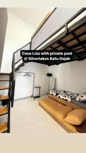 Casa Lisa private pool @ Silverlakes BG في باتو جاجاه: غرفة نوم مع سرير بطابقين تحت درج