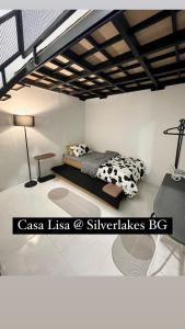 Casa Lisa private pool @ Silverlakes BG في باتو جاجاه: غرفة نوم بسرير اسود وبيض ومصباح