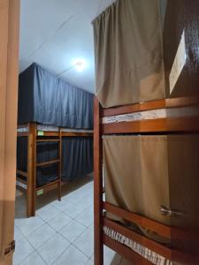 Tempat tidur susun dalam kamar di Island Vibes Hostel