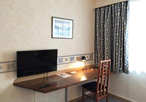 TV a/nebo společenská místnost v ubytování Hotel Saint-Aignan