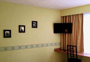 TV a/nebo společenská místnost v ubytování Hotel Saint-Aignan