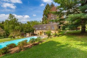 an aerial view of a house with a swimming pool at Les Chenes, avec piscine, tennis et lac privatif in Guerquesalles +3 photos