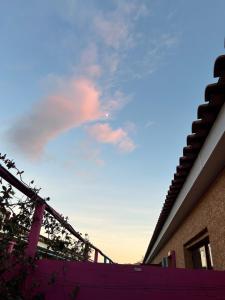 einen Blick auf den Himmel von einem Gebäude in der Unterkunft Hôtel Acajou in Argelès-sur-Mer