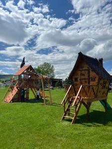 duas crianças a brincar num parque infantil com uma estrutura de brincar em V&V Hotel em Gyulagarak