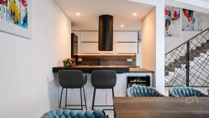 ヴルブニクにあるLuxury Villa Brajdiniの部屋にカウンターとスツールがあるキッチン