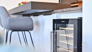 ヴルブニクにあるLuxury Villa Brajdiniのカウンター横のキッチンに座る椅子 +31枚の写真