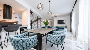 ヴルブニクにあるLuxury Villa Brajdiniのテーブルと椅子のあるダイニングルーム