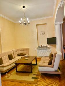 uma sala de estar com um sofá e uma mesa em vake em Tbilisi