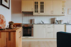 uma cozinha com armários brancos e um forno com placa de fogão em Lindenhaus em Zwiesel