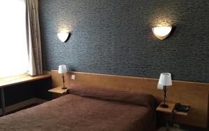 Postel nebo postele na pokoji v ubytování Hotel Saint-Aignan