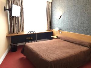 Postel nebo postele na pokoji v ubytování Hotel Saint-Aignan