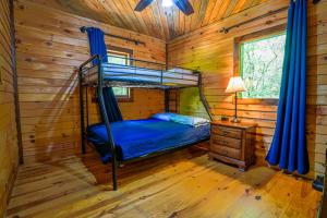 een slaapkamer met een stapelbed in een blokhut bij The Big Little Cabin - Hot Tub & Playground in Dahlonega