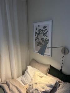 ein Schlafzimmer mit einer Lampe auf einem Bett in der Unterkunft Ewa & Maude Hotel Aston Villa in Göteborg