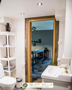 La salle de bains est pourvue de toilettes, d'un lavabo et d'une table. dans l'établissement Surf Villa, à Vääna-Jõesuu