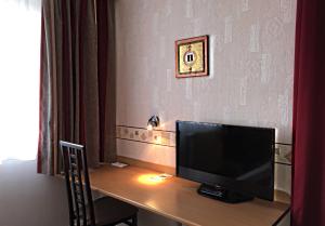 TV a/nebo společenská místnost v ubytování Hotel Saint-Aignan
