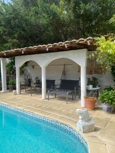 a swimming pool with a pavilion and a swimming pool at Bed & Breakfast Le Beauséjour in Carcassonne