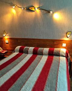 Postel nebo postele na pokoji v ubytování Hotel Saint-Aignan