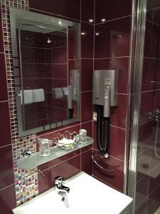 Kylpyhuone majoituspaikassa Hotel Saint-Aignan