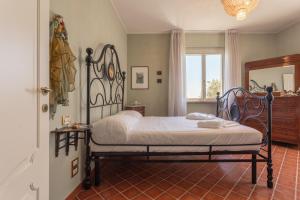 1 dormitorio con cama y espejo en La Betulla - Ocean-Mountain View LUX en Montone