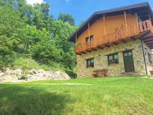 ein Haus mit Balkon darüber in der Unterkunft Casa Bella Vista in Villar San Costanzo