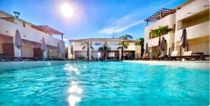 Bazén v ubytování T2 neuf vue mer, piscine chauffée N194 nebo v jeho okolí