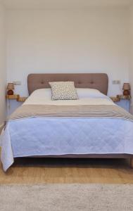 een bed in een slaapkamer met een blauw dekbed bij Stone House in Salzedas