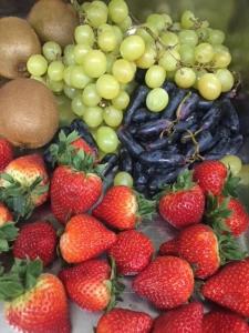 Erdbeeren und Trauben und Erdbeeren in der Unterkunft Wellness Hotel Astra in Špindlerův Mlýn
