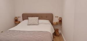 een slaapkamer met een bed met een kussen erop bij Stone House in Salzedas