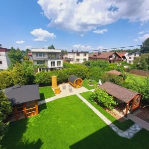 Zahrada ubytování Willa Julia-pokoje w centrum, ogród, sauna, grill