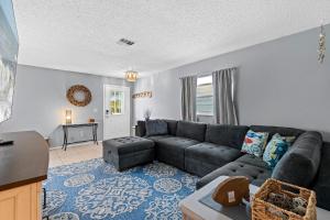 una sala de estar con un sofá y una mesa en Aqua Beach Bungalow, en New Smyrna Beach