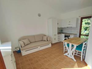 a living room with a couch and a table at La Terrazza sul Mare in San Teodoro