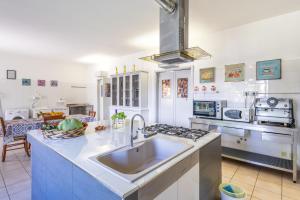 A kitchen or kitchenette at Villa Morenanoemi - private pool