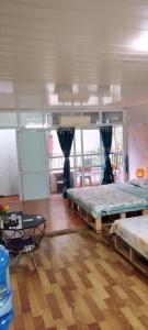 um quarto com duas camas e uma mesa em H2_Homestay phố cổ _Check in tự động em Hanói