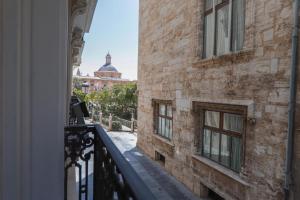 - un balcon offrant une vue sur un bâtiment dans l'établissement MYR Palacio Vallier, à Valence