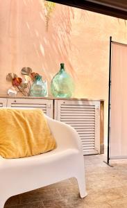 ein Wohnzimmer mit einer weißen Couch und zwei Glasvasen in der Unterkunft Roma Caracalla apartament with garden in Rom