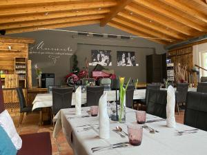 uma sala de jantar com mesas e cadeiras num restaurante em Vötter's Hotel - summer card included em Kaprun