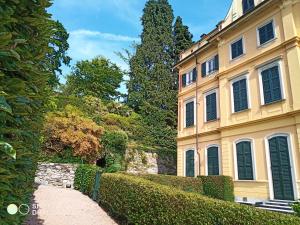 O grădină în afara Bellavista in palazzo storico e deliziosa vista lago!